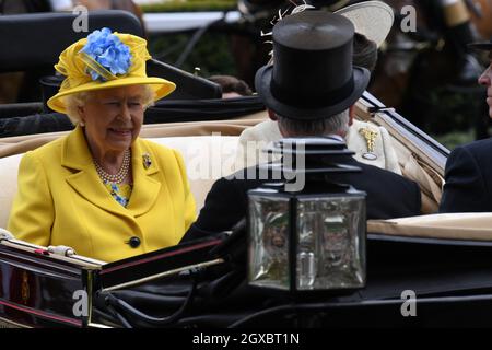 Königin Elizabeth ll kommt in einem offenen Wagen an, um am ersten Tag von Royal Ascot am 19. Juni 2018 teilzunehmen Stockfoto