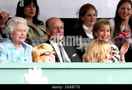 Königin Elizabeth II., Prinz Philip, Herzog von Edinburgh und Sophie, Gräfin von Wessex, sehen sich die Show an. Stockfoto