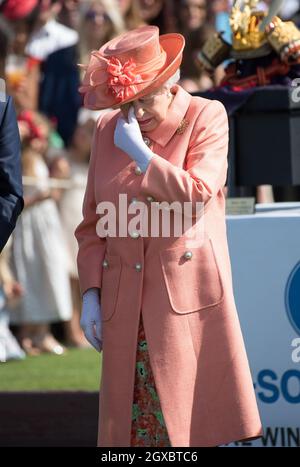 Königin Elizabeth wird ihr die Augen wischen, als sie am 24. Juni 2018 beim Royal Windsor Cup Polo im Guards Polo Club in Egham teilnimmt. Ihre Majestät wurde im Mai operiert, um einen Katarakt zu entfernen. Stockfoto