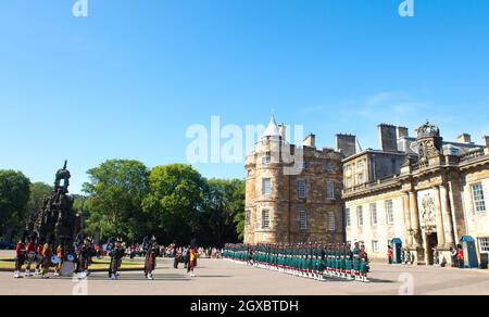 Balaklava Company, The Argyll and Sunderland Highlanders, 5. Bataillon das Royal Regiment of Scotland nimmt am 2. Juli 2018 an der Zeremonie der Schlüssel im Holyroodhouse Teil, wo der Königin symbolisch die Schlüssel für die Stadt Edinburgh vom Lord Provost angeboten werden. Stockfoto