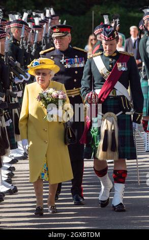 Königin Elizabeth ll geht an der Ehrengarde vorbei, während sie an der Zeremonie der Schlüssel im Holyroodhouse am 2. Juli 2018 teilnimmt, wo ihr vom Lord Provost symbolisch die Schlüssel für die Stadt Edinburgh angeboten werden. Stockfoto