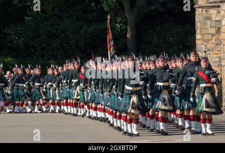 Balaklava Company, The Argyll and Sunderland Highlanders, 5. Bataillon das Royal Regiment of Scotland nimmt am 2. Juli 2018 an der Zeremonie der Schlüssel im Holyroodhouse Teil, wo der Königin symbolisch die Schlüssel für die Stadt Edinburgh vom Lord Provost angeboten werden. Stockfoto