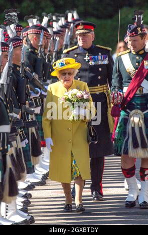Königin Elizabeth ll geht an der Ehrengarde vorbei, während sie an der Zeremonie der Schlüssel im Holyroodhouse am 2. Juli 2018 teilnimmt, wo ihr vom Lord Provost symbolisch die Schlüssel für die Stadt Edinburgh angeboten werden. Stockfoto