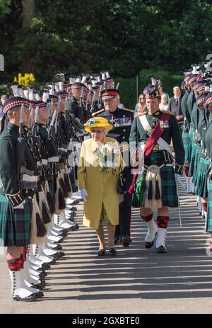 Königin Elizabeth ll geht an der Ehrengarde vorbei, während sie an der Zeremonie der Schlüssel im Holyroodhouse am 2. Juli 2018 teilnimmt, wo ihr vom Lord Provost symbolisch die Schlüssel für die Stadt Edinburgh angeboten werden. Stockfoto