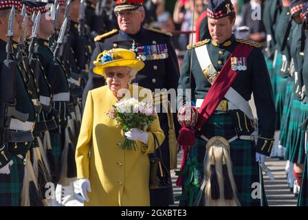 Königin Elizabeth ll geht an der Ehrengarde vorbei, während sie an der Zeremonie der Schlüssel im Holyroodhouse am 2. Juli 2018 teilnimmt, wo ihr vom Lord Provost symbolisch die Schlüssel für die Stadt Edinburgh angeboten werden. Stockfoto
