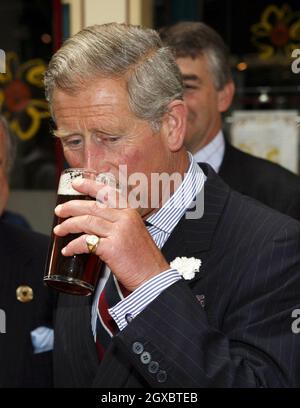Prinz Charles, Prinz von Wales genießt ein Pint Cornish Ale. Stockfoto