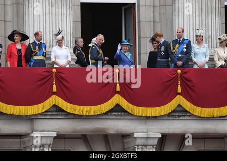 Prinzessin Michael von Kent, Prinz Edward, Earl of Wessex, Sophie, Gräfin von Wessex, Prinz Andrew, Herzog von York, Prinz Charles, Prinz von Wales, Königin Elizabeth II, Meghan, Herzogin von Sussex, Prinz Harry, Herzog von Sussex, Prinz William, Die Herzogin von Cambridge, Catherine, Herzogin von Cambridge und Prinzessin Anne, die Prinzessin Royal, stehen auf dem Balkon des Buckingham Palace in London, um den Flug zu beobachten, um den 100. Jahrestag der RAF (Royal Air Force) am 10. Juli 2018 zu feiern. Stockfoto