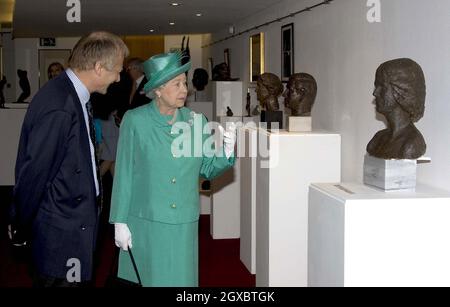 Königin Elizabeth ll geht an einer Skulptur von Camilla, Herzogin von Cornwall vorbei. Stockfoto