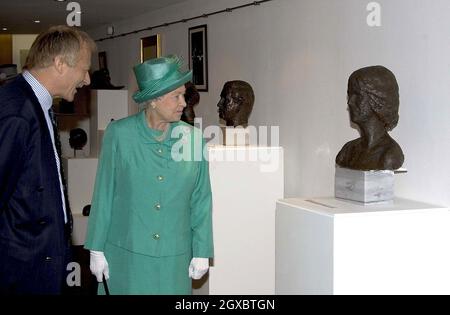 Königin Elizabeth ll geht an einer Skulptur von Camilla, Herzogin von Cornwall vorbei. Stockfoto