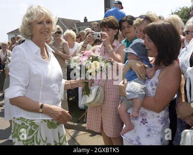 Camilla, Herzogin von Cornwall, trifft sich mit Mitgliedern der Öffentlichkeit bei einem Besuch in einem Perlengeschäft und einem Kunsthandwerksmarkt. Stockfoto