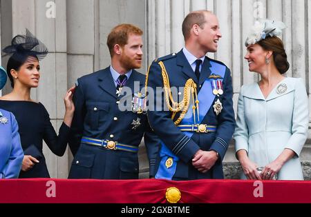 Meghan, Herzogin von Sussex, Prinz Harry, Herzog von Sussex, Prinz William, Duke of Cambridge und Catherine, Herzogin von Cambridge, stehen auf dem Balkon des Buckingham Palace in London, um den Flug anlässlich des 100. Jahrestages der RAF (Royal Air Force) am 10. Juli 2018 zu beobachten. Stockfoto