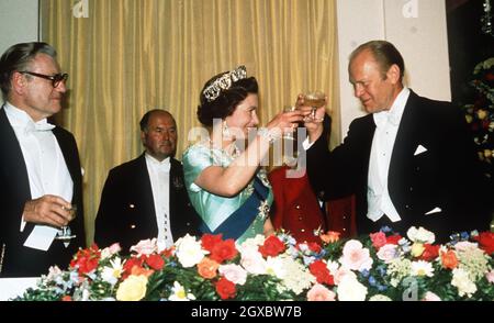 Königin Elizabeth wird Präsident Gerald Ford während eines Staatsbesuchs in den USA im Juli 1976 anrösten. Stockfoto