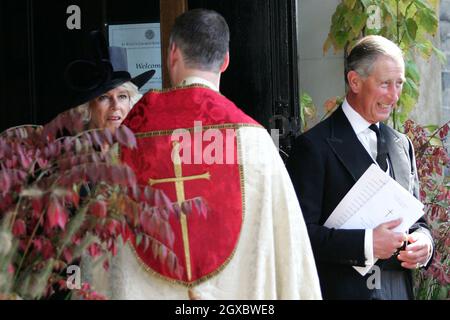 Camilla, Herzogin von Cornwall und Prinz Charles, Prinz von Wales, verlassen die St. Paul's Church in Knightsbridge, nachdem ihr Vater, Major Bruce Shand, am 11. September 2006 in London eine Gedenkfeier abhalten musste. Anwar Hussein/EMPICS Entertainment Stockfoto