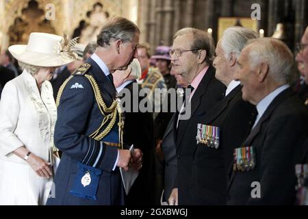 Prinz Charles, Prinz von Wales und Camilla, Herzogin von Cornwall sprechen nach dem Battle of Britain Service of Thanksgiving and Rededication am 17. September 2006 in Westminister Abbey, London, mit Veteranen. Anwar Hussein/EMPICS Entertainment Stockfoto