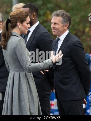 Catherine, Herzogin von Cambridge, spricht mit dem Leicester City Manager Claude Puel während eines Besuchs, um Vichai Srivaddhanaprabha, dem Vorsitzenden des Leicester City Football Clubs, und den anderen zu würdigen, die beim Hubschrauberabsturz beim Verlassen des King Power Stadions tragisch getötet wurden. 28. November 2018 Stockfoto