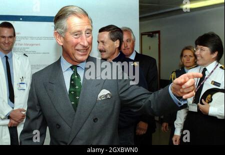 Prinz Charles, Prinz von Wales, trifft am 3. Oktober 2006 medizinisches Personal im Royal Centre for Defense Medicine im Selly Oak Hospital, Birmingham. Anwar Hussein/EMPICS Entertainment Stockfoto