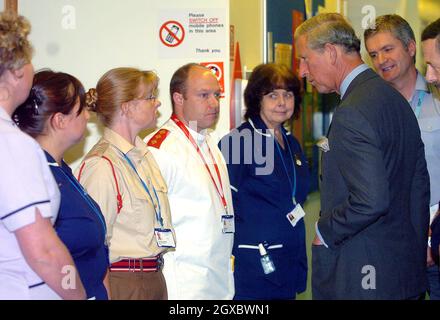 Prinz Charles, Prinz von Wales, trifft am 3. Oktober 2006 medizinisches Personal im Royal Centre for Defense Medicine im Selly Oak Hospital, Birmingham. Anwar Hussein/EMPICS Entertainment Stockfoto