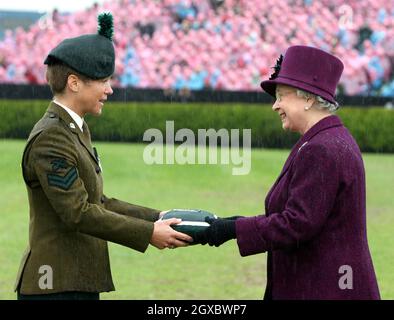 Königin Elizabeth II. Chattet am 5. Oktober 2006 in Balmoral im Süden Belfasts mit behinderten Soldaten des Royal Irish Regiment und Mitgliedern ihrer Familie. Anwar Hussein/EMPICS Entertainment Stockfoto
