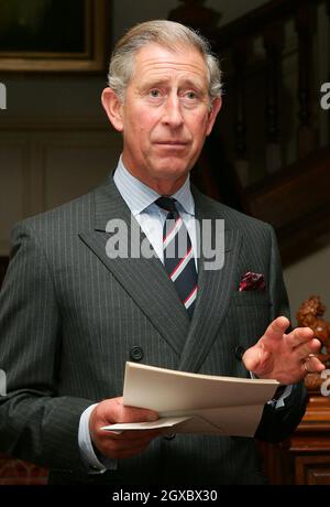 Prinz Charles, Prinz von Wales, spricht Mitarbeiter und Unterstützer der Prince's Foundation for the Built Environment an, als er am 25. Oktober 2006 das neue Prince of Wales's Building Crafts Apprentices Program im Clarence House, London, einleitet. Anwar Hussein/EMPICS Entertainment Stockfoto