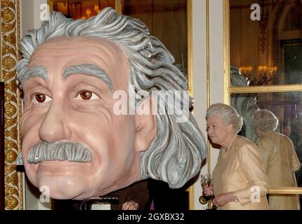 Queen Elizabeth ll schaut am 24. Oktober 2006 in London beim Empfang von Vertretern der British Scientific Community im Buckingham Palace in den Kopf von Albert Einstein. Anwar Hussein/EMPICS Entertainment Stockfoto