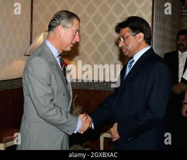 Prinz Charles, Prinz von Wales, schüttelt die Hände mit Präsident Perez Musharraf Musharraf bei der Präsidentschaft in Islamabad, Pakistan, am 30. Oktober 2006. Anwar Hussein/EMPICS Entertainment Stockfoto