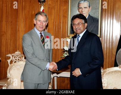 Prinz Charles, Prinz von Wales, schüttelt die Hände mit Präsident Perez Musharraf Musharraf bei der Präsidentschaft in Islamabad, Pakistan, am 30. Oktober 2006. Anwar Hussein/EMPICS Entertainment Stockfoto