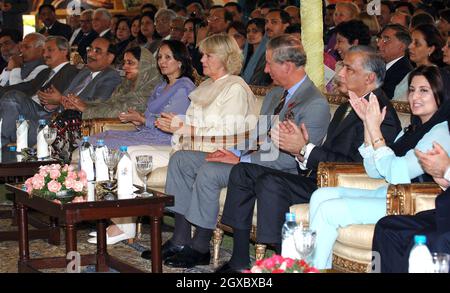 Prinz Charles, Prinz von Wales und Camilla, Herzogin von Cornwall, nehmen am 30. Oktober 2006 an einer internationalen Veranstaltung für junge Unternehmen in der Residenz des Premierministers in Islamabad, Pakistan, Teil. Anwar Hussein/EMPICS Entertainment Stockfoto