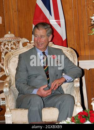 Prinz Charles, Prinz von Wales, trifft Präsident Perez Musharraf Musharraf am 30. Oktober 2006 bei der Präsidentschaft in Islamabad, Pakistan. Anwar Hussein/EMPICS Entertainment Stockfoto