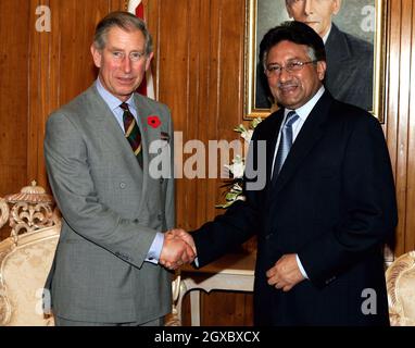 Prinz Charles, Prinz von Wales, schüttelt die Hände mit Präsident Perez Musharraf Musharraf bei der Präsidentschaft in Islamabad, Pakistan, am 30. Oktober 2006. Anwar Hussein/EMPICS Entertainment Stockfoto