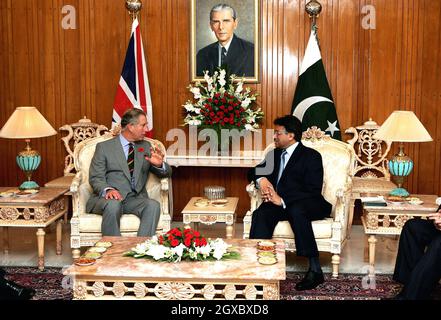 Prinz Charles, Prinz von Wales, trifft Präsident Perez Musharraf Musharraf am 30. Oktober 2006 bei der Präsidentschaft in Islamabad, Pakistan. Anwar Hussein/EMPICS Entertainment Stockfoto