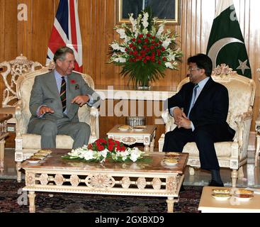 Prinz Charles, Prinz von Wales, trifft Präsident Perez Musharraf Musharraf am 30. Oktober 2006 bei der Präsidentschaft in Islamabad, Pakistan. Anwar Hussein/EMPICS Entertainment Stockfoto