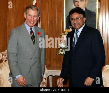 Prinz Charles, Prinz von Wales, trifft Präsident Perez Musharraf Musharraf am 30. Oktober 2006 bei der Präsidentschaft in Islamabad, Pakistan. Anwar Hussein/EMPICS Entertainment Stockfoto