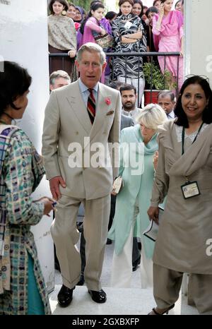 Prinz Charles, Prinz von Wales und Camilla, Herzogin von Cornwall, die einen traditionellen Schalwar-Kameez tragen, werden am 31. Oktober 2006 von Lehrern an der Fatima Jinnah Universität in Islamabad, Pakistan, begrüßt. Anwar Hussein/EMPICS Entertainment Stockfoto