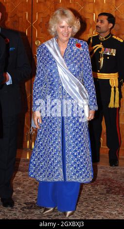 Camilla, Duchesss von Cornwall, nimmt am 1. November 2006 in einem traditionellen Schalwar-Kameez in einem Mohnmantel an einem Staatsessen Teil, das von Präsident Perez Musharraf und seiner Frau Sebha in Islamabad, Pakistan, veranstaltet wird. Anwar Hussein/EMPICS Entertainment Stockfoto