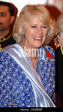 Camilla, Duchesss von Cornwall, nimmt am 1. November 2006 in einem traditionellen Schalwar-Kameez in einem Mohnmantel an einem Staatsessen Teil, das von Präsident Perez Musharraf und seiner Frau Sebha in Islamabad, Pakistan, veranstaltet wird. Anwar Hussein/EMPICS Entertainment Stockfoto