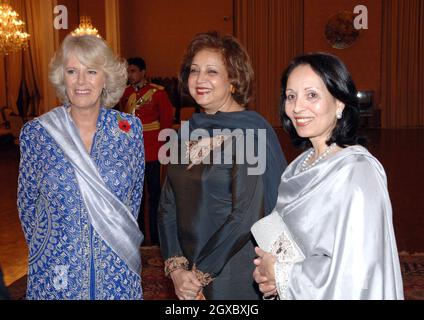 Camilla, Duchesss von Cornwall, nimmt am 1. November 2006 in einem traditionellen Schalwar-Kameez in einem Mohnmantel an einem Staatsessen Teil, das von Präsident Perez Musharraf und seiner Frau Sebha in Islamabad, Pakistan, veranstaltet wird. Anwar Hussein/EMPICS Entertainment Stockfoto