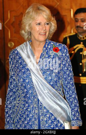 Camilla, Duchesss von Cornwall, nimmt am 1. November 2006 in einem traditionellen Schalwar-Kameez in einem Mohnmantel an einem Staatsessen Teil, das von Präsident Perez Musharraf und seiner Frau Sebha in Islamabad, Pakistan, veranstaltet wird. Anwar Hussein/EMPICS Entertainment Stockfoto