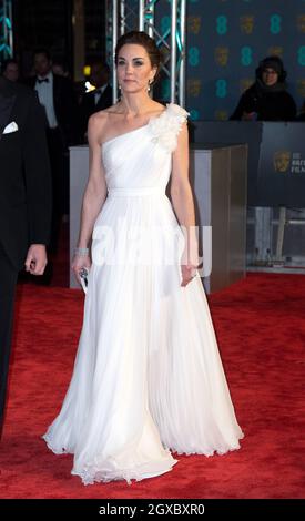 Catherine, Herzogin von Cambridge, trägt ein weißes, einschultertes Alexander McQueen-Kleid und nimmt am 10. Februar 2019 an den EE British Academy Film Awards in der Royal Albert Hall in London Teil. Stockfoto