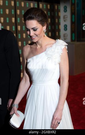 Catherine, Herzogin von Cambridge, trägt ein weißes, einschultertes Alexander McQueen-Kleid und nimmt am 10. Februar 2019 an den EE British Academy Film Awards in der Royal Albert Hall in London Teil. Stockfoto