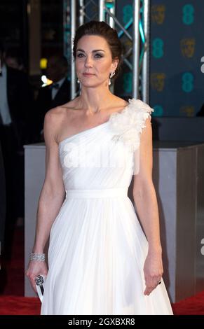 Catherine, Herzogin von Cambridge, trägt ein weißes, einschultertes Alexander McQueen-Kleid und nimmt am 10. Februar 2019 an den EE British Academy Film Awards in der Royal Albert Hall in London Teil. Stockfoto