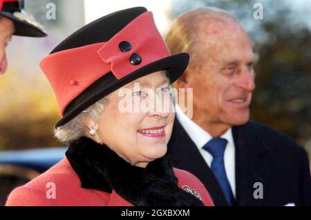 Königin Elizabeth II. Und Prinz Philip, Herzog von Edinburgh, besuchen den Queen's Square, wo sie verschiedene Mitglieder der Stadt und des rates treffen, während sie sich auf den 60. Jahrestag der Neustadt Crawley am 3. November 2006 vorbereiten. Anwar Hussein/EMPICS Entertainment Stockfoto