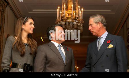 Prinz Charles, Prinz von Wales, begrüßt König Abdullah II. Und Königin Rania Al-Abdullah von Jordanien am 6. November 2006 im Clarence House im Zentrum von London. Anwar Hussein/EMPICS Entertainment Stockfoto