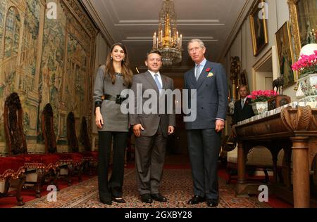 Prinz Charles, Prinz von Wales, begrüßt König Abdullah II. Und Königin Rania Al-Abdullah von Jordanien am 6. November 2006 im Clarence House im Zentrum von London. Anwar Hussein/EMPICS Entertainment Stockfoto