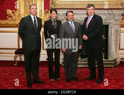 Prinz Andrew, Königin Rania von Jordanien, König Abdullah II bin Al Hussein von Jordanien und der britische Kanzler Gordon Brown (rechts) posieren im St. James's Palace in London, wo am 6. November 2006 das Seminar zu Investitionsmöglichkeiten in Jordanien stattfindet. Anwar Hussein/EMPICS Entertainment Stockfoto