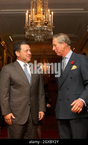 Prinz Charles, Prinz von Wales, begrüßt König Abdullah II. Von Jordanien am 6. November 2006 im Clarence House im Zentrum von London. Anwar Hussein/EMPICS Entertainment Stockfoto