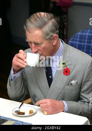 Prinz Charles, Prinz von Wales, genießt am 09. November 2006 eine Tasse Tee im Jubilee Institute in Rothbury. Anwar Hussein/EMPICS Entertainment Stockfoto