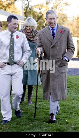 Prinz Charles, Prinz von Wales und Camilla, Herzogin von Cornwall werden am 9. November 2006 beim Besuch der Dunterly Farm in Norhumberland mit Wanderstöcken überreicht. Anwar Hussein/EMPICS Entertainment Stockfoto