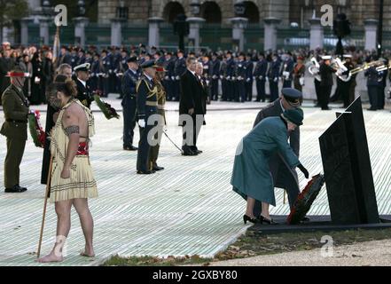 Königin Elizabeth II. Legt während der offiziellen Einweihung des New Zealand Memorial am 11. November 2006 im Hyde Park Corner in London einen Kranz nieder. Anwar Hussein/EMPICS Entertainment Stockfoto