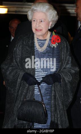 Die britische Königin Elizabeth II. Kommt am 11. November 2006 zum Royal British Legion's Festival of Remembrance in der Royal Albert Hall, London. Anwar Hussein/EMPICS Entertainment Stockfoto