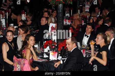 Gäste nehmen am 15. November 2006 an einem Abendessen Teil, um die Arbeit des Prince's Trust im Roundhouse in London zu feiern. Anwar Hussein/EMPICS Entertainment Stockfoto